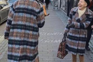 帥氣男子穿時髦大衣逛街,不料和老太太撞衫,網友:老人氣質更佳