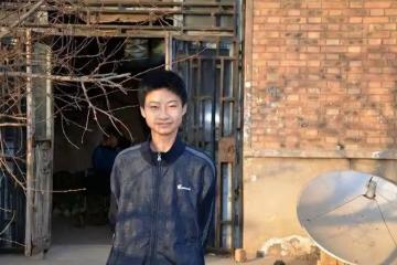 母親癱瘓父親瘋癲，744分高考狀元被清華錄取多年後，過得如何