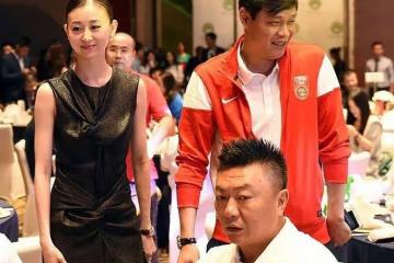 范志毅和小17歲嬌妻罕見同框!黑裙配盤發優雅貴氣,身材不輸超模