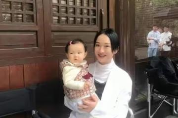周迅抱娃照曝光!48歲的她素顏穿媽媽裝和婦女無異,滄桑卻有氣質