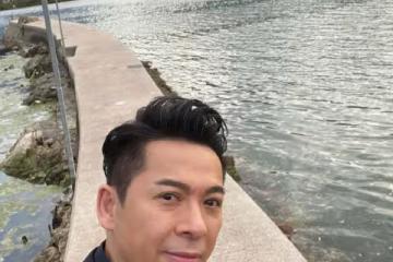 57歲TVB前實力男星曬父女合照,女兒長相甜美,被指撞臉關曉彤