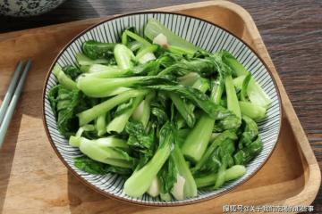 炒青菜時，切記不要直接下鍋炒！牢記3點，青菜翠綠不發黑，好吃