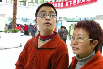 回顧：那個抓著飛機起落架從昆明到重慶的14歲男孩，現在怎樣了