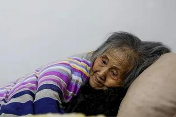 16年湖北92歲母親去世，為仨智殘兒子留下千斤糧食，後來三人怎樣