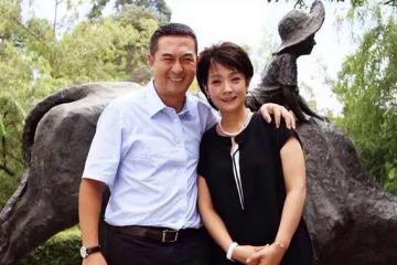 張嘉譯攜妻子同台！一個清純似少女，一個風度翩翩，甜蜜如初戀