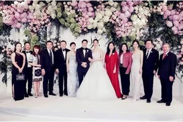 田朴珺美到國外了!穿抹胸裙雍容華貴,和泰國首富合影給國人長臉