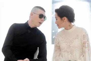許晴和馮小剛合體！穿蕾絲上衣感覺要「呼之欲出」，馮導滿臉得意