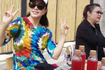 劉曉慶將扮嫩進行到底！穿「花裙子」配條黑褲，這時尚讓人看不懂