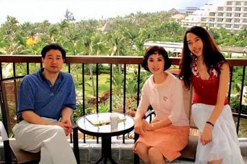 龔雪曬全家福！70歲的她打扮時髦少女感滿滿，35歲女兒比她還顯老