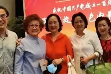 張春麗同框張金玲，一個風韻猶存，一個衰老像奶奶，同歲差距大