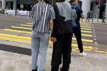 黃磊一家現身香港!黃多多穿男裝配千元厚底鞋,背影比老媽還成熟