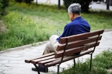 喪偶太孤單！66歲老父搬到兒子家「包三餐出遊」住了3週　他隨口問兒媳「飯煮好了嗎」一家四口瞬間變一口～