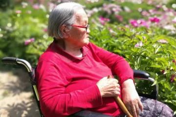 老公接85歲婆婆來同住，我先聲明「只負責做飯」照護要他自己來，老公得意答應說沒問題！ 結果才10天「老公突然對婆婆說一句話」婆婆臉色大變