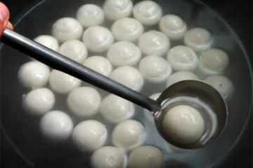 煮湯圓用冷水還是熱水?大廚分享技巧,不粘鍋不露餡