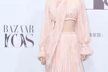 周冬雨和宋佳在時尚芭莎紅毯上演繹各自風格，甜美和酷颯誰更迷人