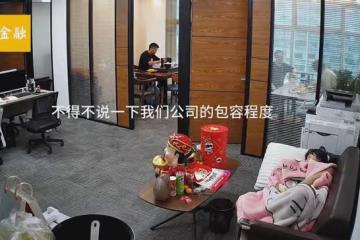客戶登門見員工躺沙發酣睡,老闆一句話盡顯情商,網友直呼格局高