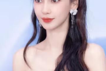 楊穎貓耳髮型被熱議!黑色蝴蝶抹胸搭配不規則半裙,少女感十足