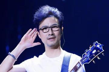 汪峰接女放學顯父愛,新戀情未影響親情,章子怡對其帶娃很放心