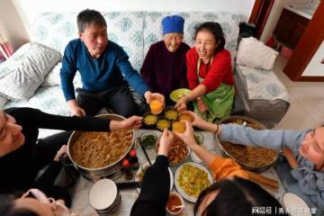親戚們問我工資，剛想說3千，老婆說漏嘴，毀了我8年婚姻