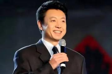 10年換5任妻子，被稱為「最渣主持人」，現任是大家熟悉的她