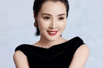 她是一股清新的風。電影《鬼子來了》讓她以「一脫成名」走紅