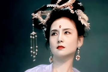最美「嫦娥」身姿飄逸,充滿了超凡力量。她的美麗達到了匪夷所思的地步