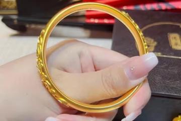 我花2萬給我媽買金手鐲，轉頭她就送給嫂子，說出口的話太氣人