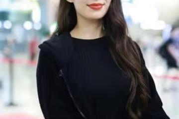 吉娜參加浪姐後終於不土，一身黑變酷girl，穿男士涼鞋卻挺好看