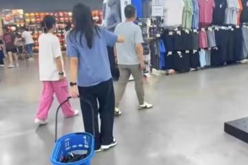 於明加老公首次曝光正臉,髮際線後移氣質憨厚,倆女兒長得太像爸