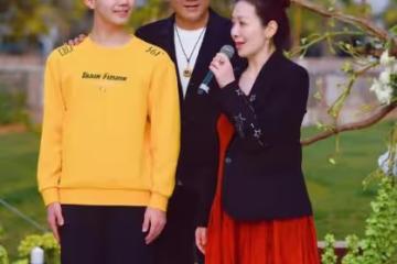 胡軍14歲兒子徹底變大人樣！穿衛衣高又壯，妻子穿紅裙像30歲