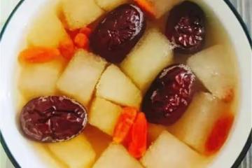 教你冰糖雪梨的簡單做法，清甜爽口，潤肺止咳，大人小孩都愛喝