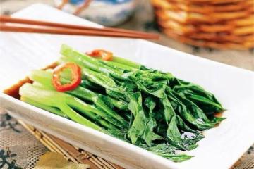芥蘭怎麼做才好吃？飯店大廚教你一道白灼芥蘭，一次一大盤不夠吃