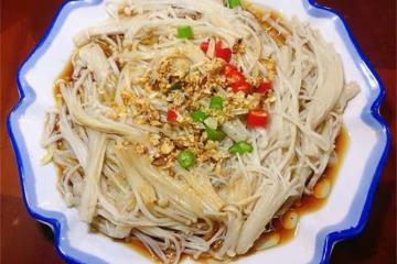 懶人必學的一道小涼菜,涼拌金針菇,酸辣爽口又開胃,做法超簡單
