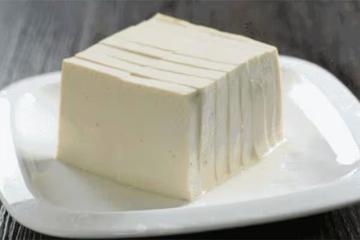 在家做豆腐，不用化學添加劑，用點白醋就做好，白醋點豆腐的做法