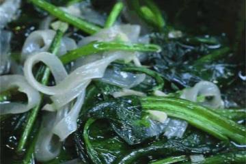 吃菠菜正當時，試試這樣做菠菜燉粉條，營養健康又美味