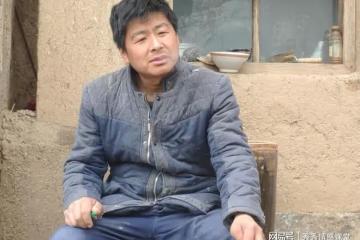父親去世那年春季，我們一家沒錢過年，那晚下雪天我家傳來敲門聲