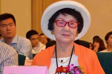 回顧丈夫娶保姆女兒自殺，坐牢18年掃廁所，70歲賺千萬翻身，憑啥