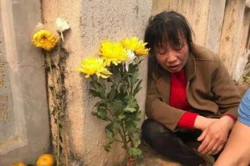 回顧她23歲守寡一生未改嫁，35年後在丈夫墳前痛哭帶兒子來看你了