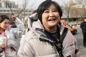 賈玲瘦身成功獲新身份，成Prada品牌大使，展現時尚新風采