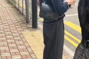 路人鏡頭下的關之琳，又高又瘦比例驚人，60歲了看背影卻很年輕