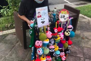 天天堅持擺攤!駝背阿婆「手作毛線杯套」佛心價卻沒人買! 他近看「驚見超精緻細節」心疼發文:用小錢錢下架她~!