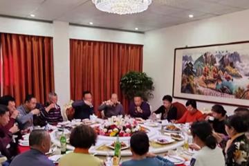以前我們班感情很好! 到現在都還「每年辦同學會」持續了幾十年,今年聚餐時間快到了,班長突然在群組裡宣布:「今年開始改成AA制,每人請交1200元!」 我覺得也很合理,沒想到幾個小時後「我再打開群組」傻眼了:人性啊…