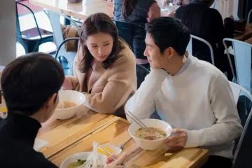 公司8人聚餐吃了16000! 男同事搶著要買單「我們一人轉2000元給他」,我覺得不對勁「去櫃台一看賬單傻眼了~」