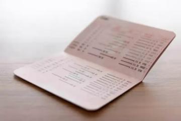 結婚時,媽媽給我一本「只有1000元的存摺」,當時被很多人說閒話,媽媽不夠疼我,直到離婚後,請老公「拿存摺到銀行跑一趟」,銀行竟嚇報警~