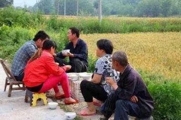 我以前一直覺得「姑姑和舅舅一樣親」！直到爸媽去世「姑姑和舅舅第一時間反應」我才明白還是有差距