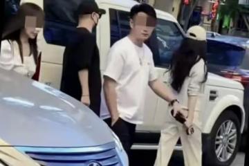 汪峰不配當爹！六一不陪兒女，跑新疆找森林北，毫不避諱街頭示愛