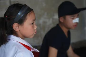 老婦撿到兩個棄嬰，如今女孩聽話懂事，男孩卻成了她的「心病」