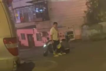 外賣小哥得知妻子患絕症秒崩潰，騎車摔倒繃不住大哭，路人太心疼