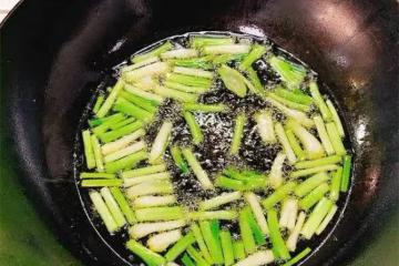 大廚教你蔥油的做法，步驟詳細，香味濃郁，做涼菜做熱菜必備