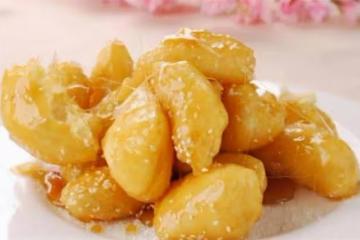 大廚教你做東北名菜拔絲白果,色澤金黃,口感酥香甜脆,好吃極了